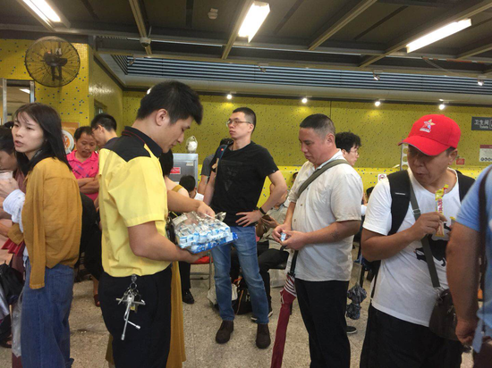 车站职员给市民派发食物充饥