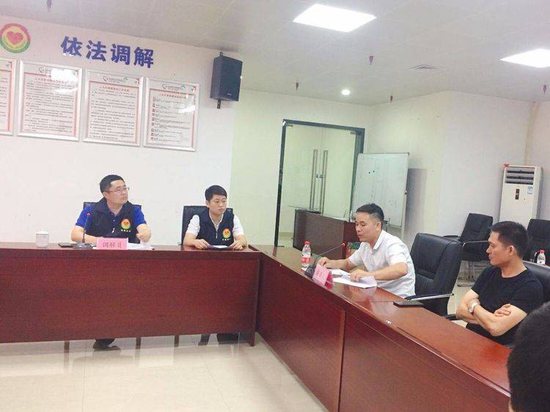 龙城街道党工委书记韦锋为50名工人追讨薪资