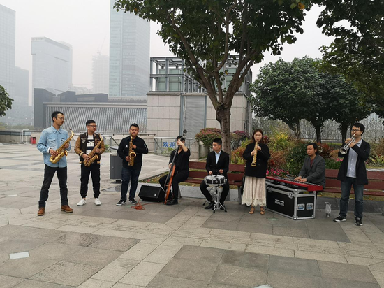 爵士音乐家与深圳青年管乐教师在深圳市民中心广场合作快闪