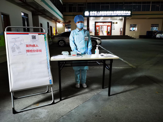 清湖社康陈文娟护士守在大门口预检和接诊发热病人，做好居民的“守门人”。