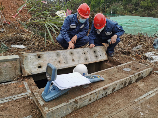 供电人员为市第三人民医院二期工程临时院区建设勘察供电线路(林泽彬)。