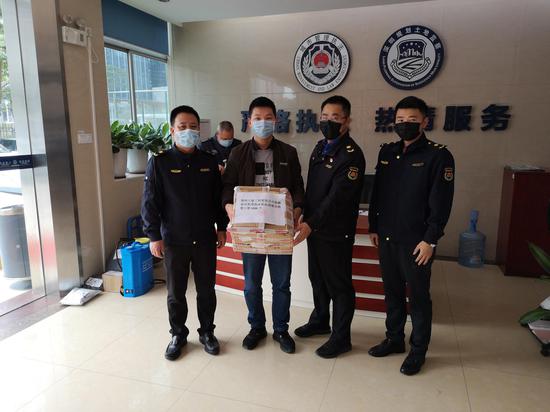朱彪代表深圳八建工程有限公司为坂田街道执法队捐赠1000个口罩