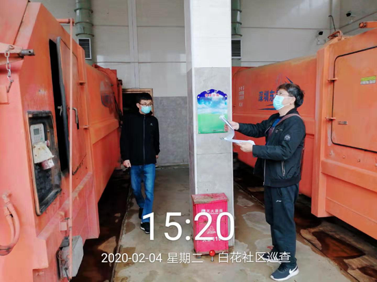陈志秋（右一）检查白花社区垃圾站
