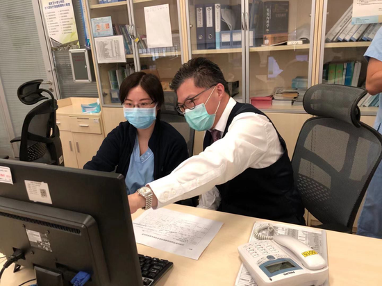 许建名医生和同事忙碌在临床工作中。