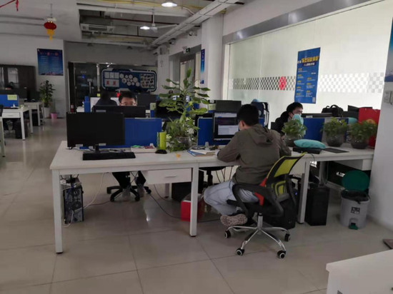 深圳市昂楷科技有限公司工作人员错位办公。