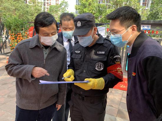 北站社区：社区党委书记何新生同志检查花园小区卡口管理情况