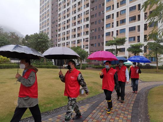 北站社区：老兵志愿者冒雨协助小区管理