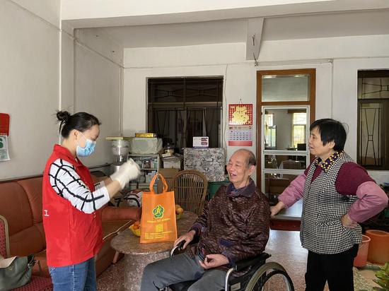 光明职康中心工作人员探访街道60岁以上的残疾人