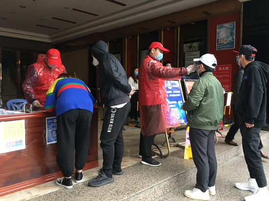 陈文海在盐田市场提供防疫志愿,服务民生线