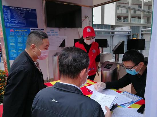 桃花园社区党委书记洪燕督促复工复产企业做好疫情防护工作。