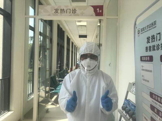 蔡飞跃医生在发热门诊