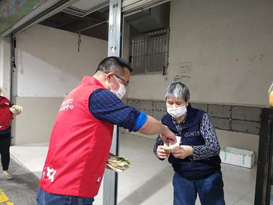 沈宜雄(左)向居民发放防疫宣传资料