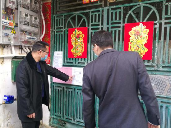 沈宜雄(左)督导检查居民小组防疫工作