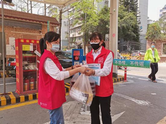  （热心居民为到小区卡口为物业一线人员送餐）