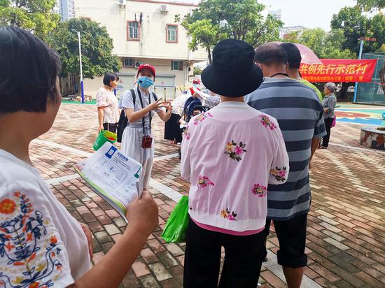 葵丰社区松树村主题宣传活动-垃圾分类小组长现场讲解