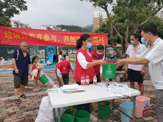葵丰社区松树村主题宣传活动-厨余桶及红黑垃圾袋派发
