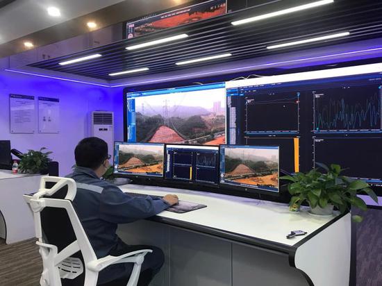 图为深圳供电局通过视频在线监测系统监控输电线路边坡治理情况