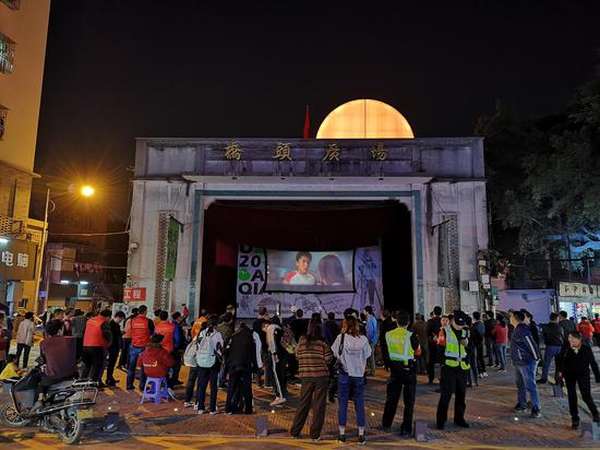 2019年12月27日，“重回剧场”胶片电影放映活动吸引了桥头社区的居民前来观看。