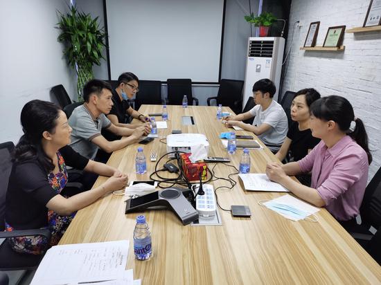 龙光社区工联会主席郑伟林正在听取企业情况介绍。
