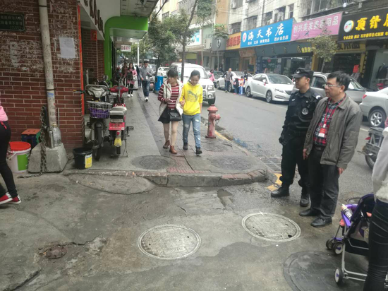 西乡真理街改造前，路面破损陈旧、凹凸不平 （绘制/摄影：赵英丹）
