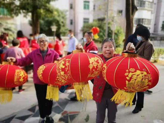 区城管和综合执法局向一线工作人员和市民派发灯笼超过1万套