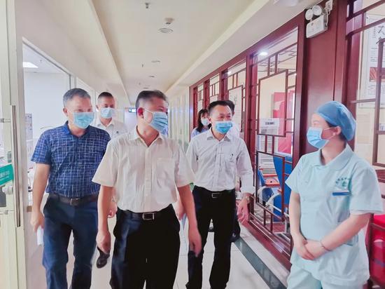 5月28日,区政协副主席陈贤彪同志带队到大三社康检查疫苗接种工作开展情况,街道四级调研员谢高岭同志、社区党委书记陈锦宏同志陪同。