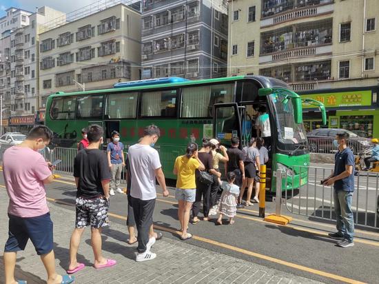 把一批批居民有序送到新塘体育馆集中接种点