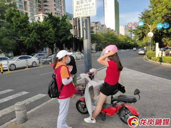 龙岗志愿者走上街头开展交通劝导。