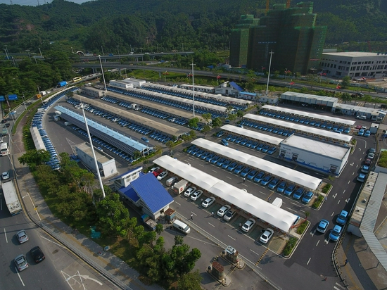 南方电网公司在深圳建成全球最大电动汽车快速充电站（黄志伟）