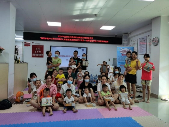  图三：参与亲子家庭和老师合照留念