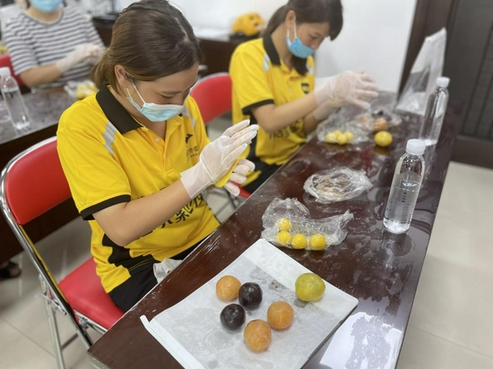 图为灵活就业群体参加横朗社区月饼烘培制作活动