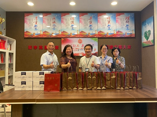 图为大浪总工会为辖区新李英企业送去中秋慰问品