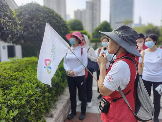 香蜜公园U站志愿者开展文明导赏活动，带领市民认识公园的。
