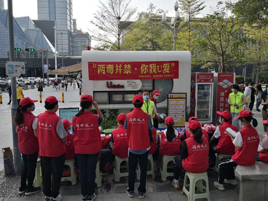 中心书城U站开展“两毒并禁，你我U爱”禁毒宣传活动。