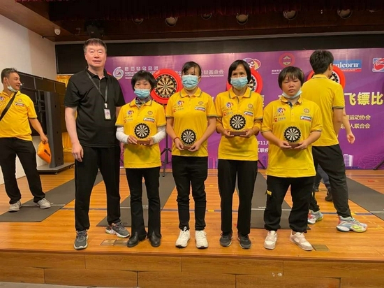 邱运珍（右一）、刘诗琴（右三）上台领奖