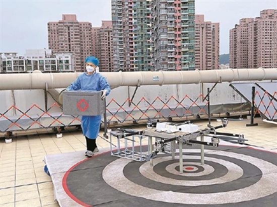 罗湖医院集团运用无人机运送核酸检测标本。 深圳商报记者 赵鸿飞 通讯员 陈晨 罗医宣 摄
