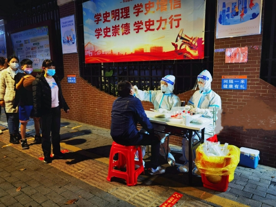 南园小学教师深夜支援核酸检测工作
