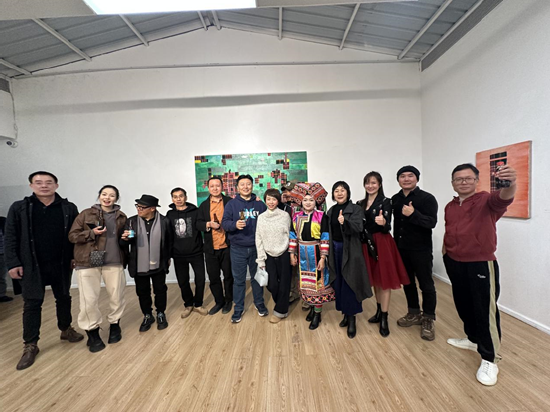 开幕式后尹小龙与策展人和丽斌、学术观察李耀、作品媒介顾问孙海峰及小部分嘉宾合影留念