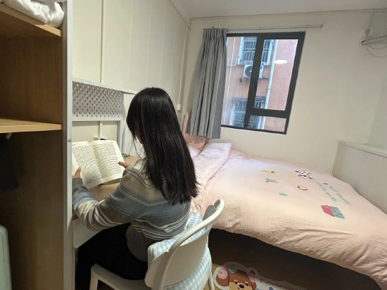 图为应届生在布吉安居乐寓,房间整洁明亮,公共区域配备书桌、绿植等设施,展现温馨宜居环境。深圳特区报记者 毕晗 摄