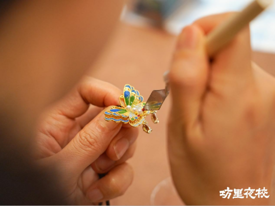 居民们正在制作景泰蓝饰品