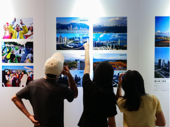 展览吸引附近的白领前来观展