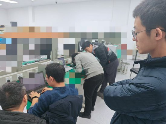 前期载荷模块测试现场(港中深张子聪博士合影)