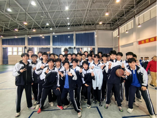 图为卡洛斯・罗杰斯同前海未来教育集团西乡中学学子交流合影