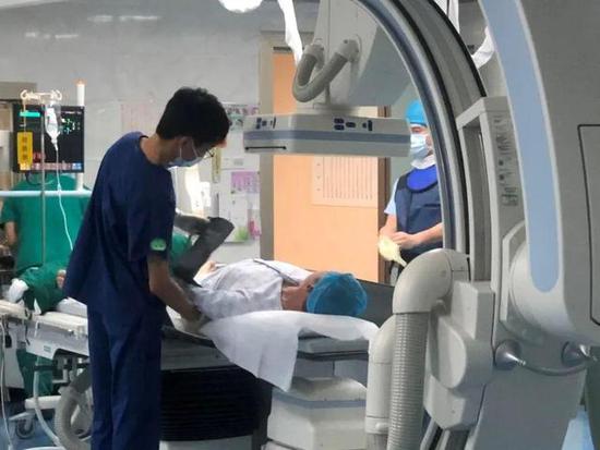 彭峰在深圳市人民医院做检查。