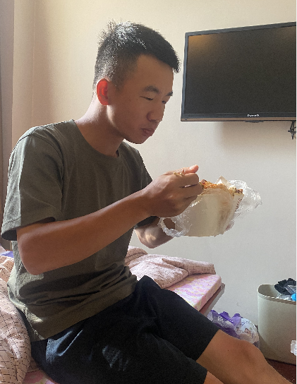 27日下午,童颖聪短暂休整,准备去到下一个灾情严重地区。