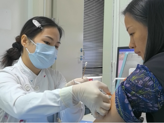 市民李女士接种疫苗（拍摄取得受访者同意）