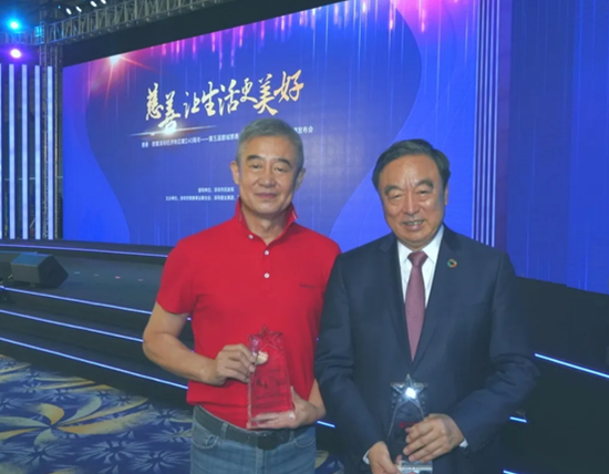 深圳市关爱行动公益基金会理事长张占恒与荣获“鹏城慈善40年致敬人物”的理事会主席马蔚华(右)合影。