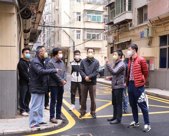 北站社区：社区党委书记何新生同志陪同区机关下沉干部检查城中村防疫情况