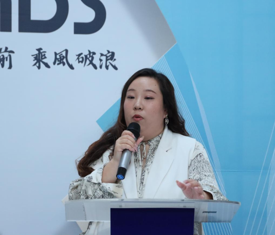OpenMinds中国区负责人彭绮慧发表演讲