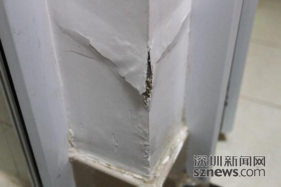 一些住戶家里的墻面有鼓起破裂的現(xiàn)象